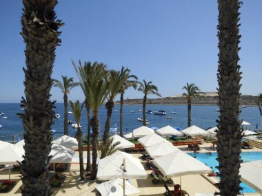 Malta 'daki Qawra plajı. Qawra, St. Paul Körfezi, Malta 