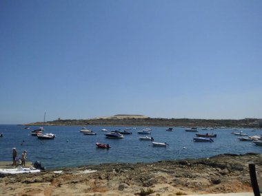 Malta 'daki Qawra plajı. Qawra, St. Paul Körfezi, Malta 