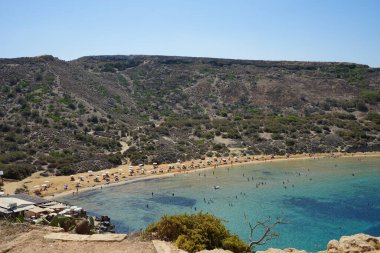Ghajn Tuffieha 'daki Qarraba Körfezi' ndeki Rivera Sahili manzarası. Il-Qarraba, Ghajn Tuffieha, Mellieha, Malta 