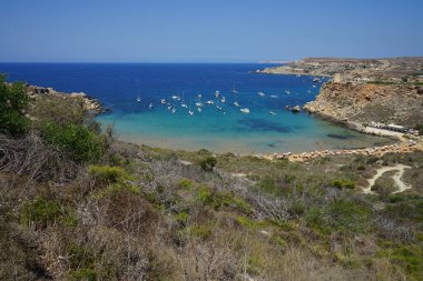 Riviera Sahili 'nin muhteşem manzarası ve küçük gözetleme kulesi Ghajn Tuffieha Kulesi, Mgarr, Mellieha, Malta. 