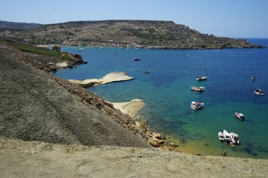 Qarraba Körfezi ve Şnorkelle yüzen dağ manzarası güzel. Şnorkelleme noktası, İsimsiz Yol, Mgarr, Malta