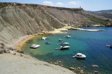 Qarraba Körfezi ve Şnorkelle yüzen dağ manzarası güzel. Şnorkelleme noktası, İsimsiz Yol, Mgarr, Malta