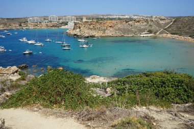 Riviera Sahili 'nin muhteşem manzarası ve küçük gözetleme kulesi Ghajn Tuffieha Kulesi, Mgarr, Mellieha, Malta. 
