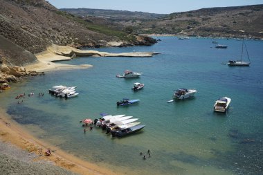 Qarraba Körfezi ve Şnorkelle yüzen dağ manzarası güzel. Şnorkelleme noktası, İsimsiz Yol, Mgarr, Malta 