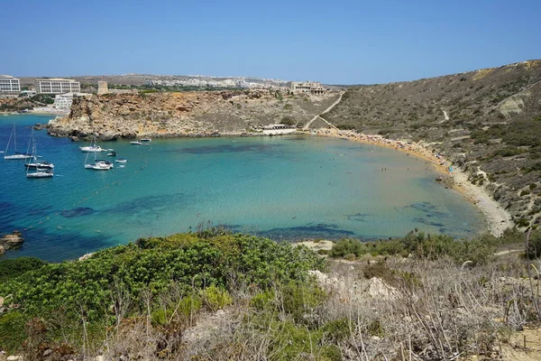 リビエラビーチと小さな時計塔の壮大な景色ガッハンTuffiehaタワー Mgarr Mellieha マルタの制限 — ストック写真