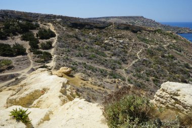 Fortizza Riviera 'da eşsiz bitki örtüsüyle muhteşem bir dağ manzarası. Ghajn Tuffieha, Mellieha, Malta 
