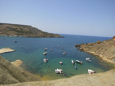 Qarraba Körfezi ve Şnorkelle yüzen dağ manzarası güzel. Şnorkelleme noktası, İsimsiz Yol, Mgarr, Malta 