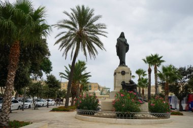 Ünlü Maltalı heykeltıraş Antonio Shortino İsa 'nın bronz bir figürünü yüksek bir kaideye yerleştirdi. Floriana, Malta 'daki alışveriş merkezi. 