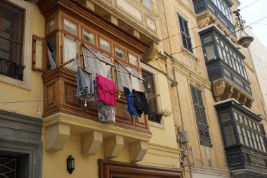 Valletta, Malta 'nın tarihi merkezindeki bir binanın klasik mimarisi.