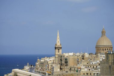Malta 'nın tarihi şehir merkezi Valletta' dan şehrin kenar mahalleleri ve Akdeniz manzarası. 