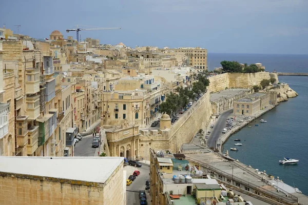 从马耳他历史名城中心瓦莱塔俯瞰城市郊区和地中海 — 图库照片