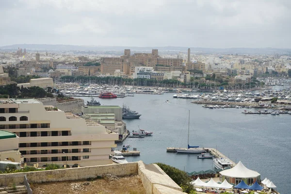 Malta 'nın tarihi şehir merkezi Valletta' dan şehrin kenar mahalleleri ve Akdeniz manzarası. 