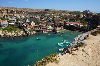 Temel Reis Köyü, diğer adıyla Sweethaven Village Anchor Bay 'de yer almaktadır. Triq Tal-Prajjet, Il-Mellieha, Malta.  
