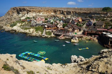 Temel Reis Köyü, diğer adıyla Sweethaven Village Anchor Bay 'de yer almaktadır. Triq Tal-Prajjet, Il-Mellieha, Malta.  