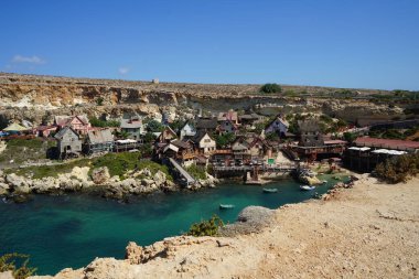 Temel Reis Köyü, diğer adıyla Sweethaven Village Anchor Bay 'de yer almaktadır. Triq Tal-Prajjet, Il-Mellieha, Malta.  