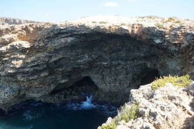 Akdeniz kıyısındaki kayalık mağaralarda. Triq Tal-Prajjet, Il-Mellieha, Malta. 