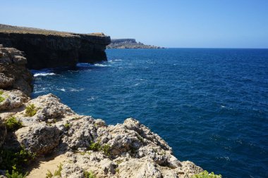 Muhteşem kayalık Akdeniz kıyı şeridi. Triq Tal-Prajjet, Il-Mellieha, Malta. 