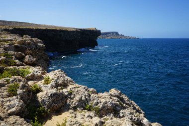 Muhteşem kayalık Akdeniz kıyı şeridi. Triq Tal-Prajjet, Il-Mellieha, Malta. 