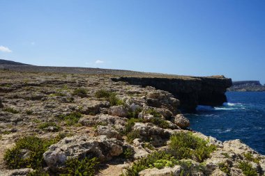 Muhteşem kayalık Akdeniz kıyı şeridi. Triq Tal-Prajjet, Il-Mellieha, Malta. 