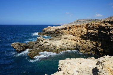Muhteşem kayalık Akdeniz kıyı şeridi. Triq Tal-Prajjet, Il-Mellieha, Malta. 
