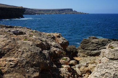 Muhteşem kayalık Akdeniz kıyı şeridi. Triq Tal-Prajjet, Il-Mellieha, Malta. 