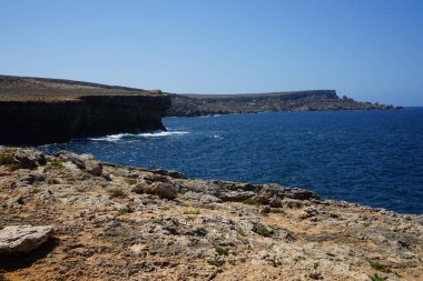 Muhteşem kayalık Akdeniz kıyı şeridi. Triq Tal-Prajjet, Il-Mellieha, Malta. 