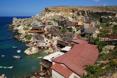 Temel Reis Köyü, diğer adıyla Sweethaven Village Anchor Bay 'de yer almaktadır. Triq Tal-Prajjet, Il-Mellieha, Malta.  