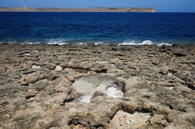 Muhteşem Akdeniz kıyı şeridi. Triq Il-Marfa, Il-Mellieha, Malta 