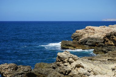 Muhteşem kayalık Akdeniz kıyı şeridi. Triq Tal-Prajjet, Il-Mellieha, Malta. 