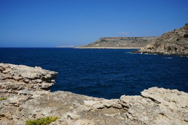 Muhteşem kayalık Akdeniz kıyı şeridi. Triq Tal-Prajjet, Il-Mellieha, Malta. 