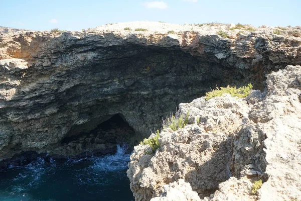 Akdeniz Kıyısındaki Kayalık Mağaralarda Triq Tal Prajjet Mellieha Malta — Stok fotoğraf