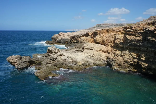 壮大な岩の多い地中海沿岸 Triq Tal Prajjet Mellieha Malta — ストック写真