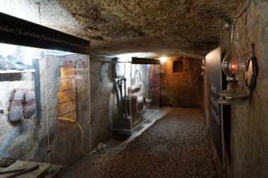 Mosta, Malta 'da 2. Dünya Savaşı sığınağı. Sığınak Mosta Kilisesi 'nin yanında bulunuyor. Kiliseye iki bomba düştükten sonra ikisi de patlamadı.. 