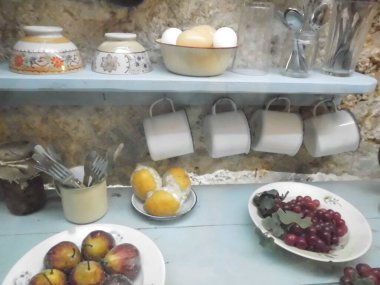 Masanın üzerinde eski mutfak aletleri var. Mosta, Malta 'da 2. Dünya Savaşı sığınağı. Sığınak Mosta Kilisesi 'nin yanında bulunuyor. Kiliseye iki bomba düştükten sonra ikisi de patlamadı.. 