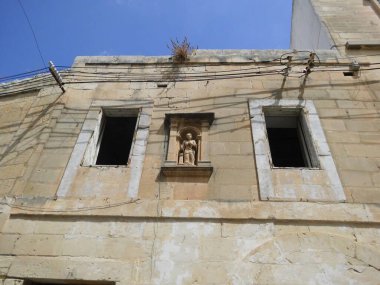  Binanın duvarında rahatlama freski var. Mosta, Malta