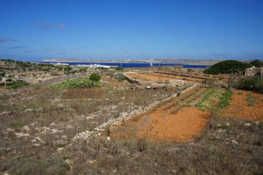 Malta adasından Akdeniz 'deki Gozo ve Comino adalarının manzarası. L-Ahrax, Mellieha, Malta 
