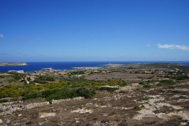 Malta adasından Akdeniz 'deki Gozo ve Comino adalarının manzarası. L-Ahrax, Mellieha, Malta