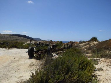 Kayalık Akdeniz kıyısındaki paslı karavanlar. Mellieha, Malta