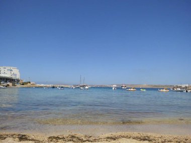 Akdeniz kıyısındaki muhteşem kumlu plaj. Triq Ir-Ramla, Il-Mellieha, Malta