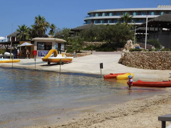 Akdeniz kıyısındaki muhteşem kumlu plaj. Triq Ir-Ramla, Il-Mellieha, Malta