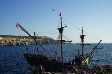 Paradise Bay rıhtımında bir Türk yelkenli gemisinin tarihi yeniden inşası. Cirkewwa, Mellieha, Malta    