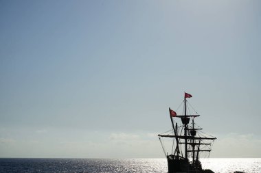 Paradise Bay rıhtımında bir Türk yelkenli gemisinin tarihi yeniden inşası. Cirkewwa, Mellieha, Malta    