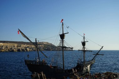 Paradise Bay rıhtımında bir Türk yelkenli gemisinin tarihi yeniden inşası. Cirkewwa, Mellieha, Malta    