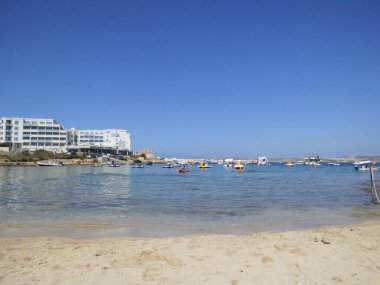 Harika kumlu plaj. Marfa, Mellieha, Malta 