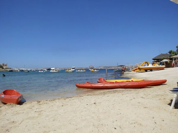 Пластиковые Морские Каяки Песчаном Пляже Воды Марфа Меллиеха Мальта — стоковое фото