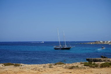 Akdeniz 'in sularında yelkenli. Marfa, Mellieha, Malta