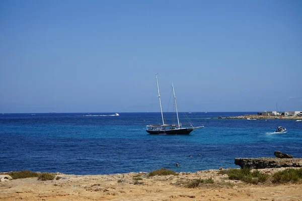 地中海水域中的帆船 马耳他Mellieha Marfa — 图库照片