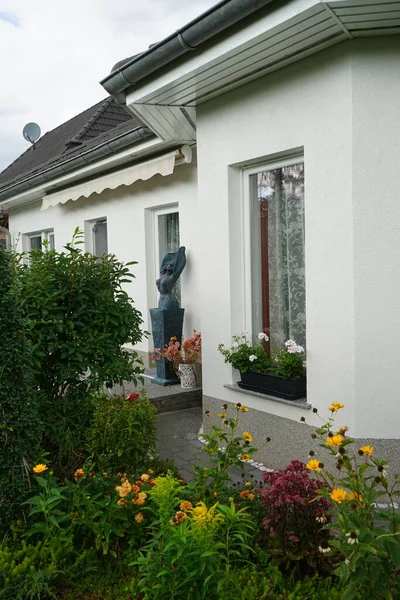 房子附近的花坛 德国柏林 — 图库照片