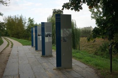 Eski çalışma kampı Kaulsdorfer Caddesi 90 'daki bilgi çeliği. Stele Berlin Marzahn-Hellersdorf Bölge Ofisi tarafından yapılmıştır. Nazi döneminde, kamp Kaulsdorf Sud 'daki en az 30 zorunlu çalışma kampının en büyüğüydü..