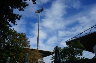 Stadyumda spot ışıklarıyla bekle. Kopenick, Berlin, Almanya